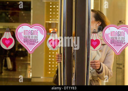 London UK. 6. Februar-204. Valentine Herz Aufkleber auf den Eingang des Kaufhauses Selfridges eingefügt, wie Geschäfte bereit zum Valentinstag, die im Zusammenhang mit der romantischen Liebe bekommen durch die Dekoration der Fenster Ladenfronten mit Herzen Credit: Amer Ghazzal/Alamy Live-Nachrichten Stockfoto