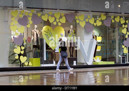 London UK. 6. Februar-204. Geschäfte machen Sie sich bereit für den Valentinstag, die im Zusammenhang mit der romantischen Liebe durch die Dekoration der Fenster Ladenfronten mit Herzen Credit: Amer Ghazzal/Alamy Live-Nachrichten Stockfoto