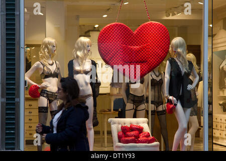 London UK. 6. Februar-204. Geschäfte machen Sie sich bereit für den Valentinstag, die im Zusammenhang mit der romantischen Liebe durch die Dekoration der Fenster Ladenfronten mit Herzen Credit: Amer Ghazzal/Alamy Live-Nachrichten Stockfoto