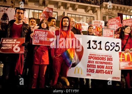 Paris, Frankreich. 5. Februar 2014. Demonstration gegen das sponsoring von Sotchi Winter spielen 2014 von den Marken Coca Cola und Mc Donald. Die Demonstration fand am Platz der Republik in Paris, Frankreich, vor einem McDonald. Demonstranten schrien gegen Poutine und seine Homophobian Veröffentlichungen. Bildnachweis: Michael Bunel/NurPhoto/ZUMAPRESS.com/Alamy Live-Nachrichten Stockfoto