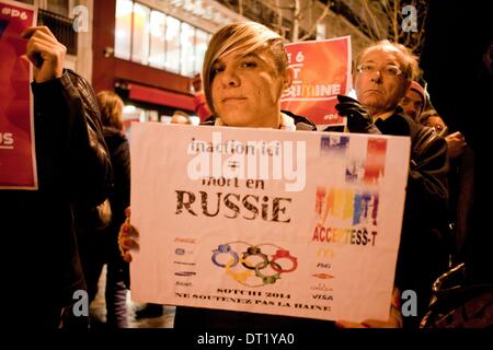 Paris, Frankreich. 5. Februar 2014. Demonstration gegen das sponsoring von Sotchi Winter spielen 2014 von den Marken Coca Cola und Mc Donald. Die Demonstration fand am Platz der Republik in Paris, Frankreich, vor einem McDonald. Demonstranten schrien gegen Poutine und seine Homophobian Veröffentlichungen. Bildnachweis: Michael Bunel/NurPhoto/ZUMAPRESS.com/Alamy Live-Nachrichten Stockfoto