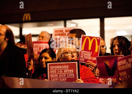 Paris, Frankreich. 5. Februar 2014. Demonstration gegen das sponsoring von Sotchi Winter spielen 2014 von den Marken Coca Cola und Mc Donald. Die Demonstration fand am Platz der Republik in Paris, Frankreich, vor einem McDonald. Demonstranten schrien gegen Poutine und seine Homophobian Veröffentlichungen. Bildnachweis: Michael Bunel/NurPhoto/ZUMAPRESS.com/Alamy Live-Nachrichten Stockfoto