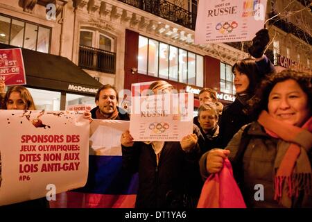 Paris, Frankreich. 5. Februar 2014. Demonstration gegen das sponsoring von Sotchi Winter spielen 2014 von den Marken Coca Cola und Mc Donald. Die Demonstration fand am Platz der Republik in Paris, Frankreich, vor einem McDonald. Demonstranten schrien gegen Poutine und seine Homophobian Veröffentlichungen. Bildnachweis: Michael Bunel/NurPhoto/ZUMAPRESS.com/Alamy Live-Nachrichten Stockfoto