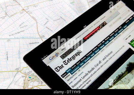 News-Funktion der Überschwemmungen auf die Somerset Niveaus auf ein i-Pad mit o/s-Karte von der Gegend, England, UK Stockfoto