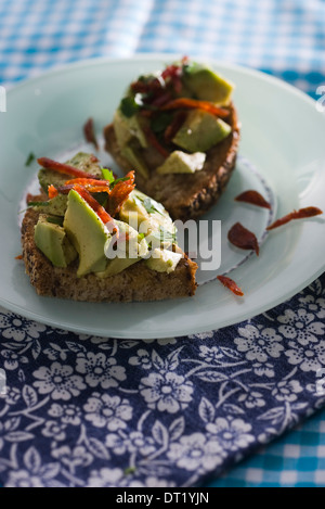 Avocado-Toast mit chorizo Stockfoto