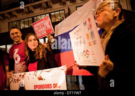 Paris, Frankreich. 5. Februar 2014. Demonstration gegen das sponsoring von Sotchi Winter spielen 2014 von den Marken Coca Cola und Mc Donald. Die Demonstration fand am Platz der Republik in Paris, Frankreich, vor einem McDonald. Demonstranten schrien gegen Poutine und seine Homophobian Veröffentlichungen. Bildnachweis: Michael Bunel/NurPhoto/ZUMAPRESS.com/Alamy Live-Nachrichten Stockfoto