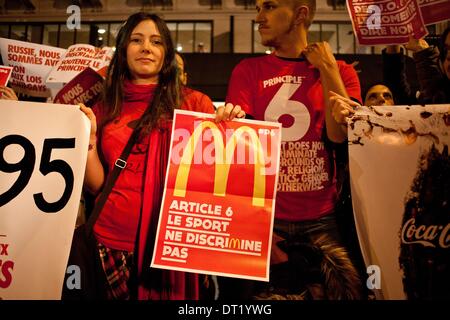 Paris, Frankreich. 5. Februar 2014. Demonstration gegen das sponsoring von Sotchi Winter spielen 2014 von den Marken Coca Cola und Mc Donald. Die Demonstration fand am Platz der Republik in Paris, Frankreich, vor einem McDonald. Demonstranten schrien gegen Poutine und seine Homophobian Veröffentlichungen. Bildnachweis: Michael Bunel/NurPhoto/ZUMAPRESS.com/Alamy Live-Nachrichten Stockfoto