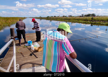 Fort Ft. Lauderdale Florida, Everglades, Alligator Alley, Black Blacks Afrikanische Afrikaner ethnische Minderheit, Erwachsene Erwachsene Frau Frauen weibliche Dame, Mann Männer männlich Stockfoto