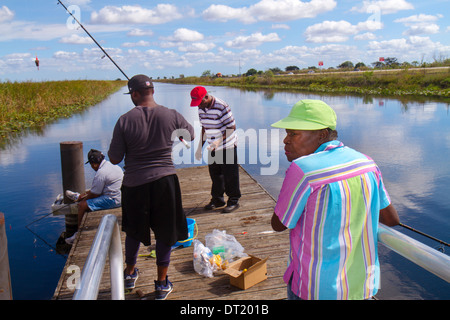 Fort Ft. Lauderdale Florida, Everglades, Alligator Alley, Black Blacks Afrikanische Afrikaner ethnische Minderheit, Erwachsene Erwachsene Frau Frauen weibliche Dame, Mann Männer männlich Stockfoto