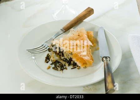 Pastilla von Wildreis Spinat, Pinienkernen und Rosinen Stockfoto