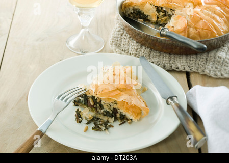 Pastilla von Wildreis Spinat, Pinienkernen und Rosinen Stockfoto