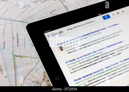 News-Funktion der Überschwemmungen auf die Somerset Niveaus auf ein i-Pad mit o/s-Karte von der Gegend, England, UK Stockfoto