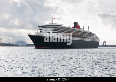 Das Kreuzfahrtschiff Queen Mary 2 dockt aus Southampton mit Passagieren an Bord für den Mittelmeerraum festgelegt. Stockfoto