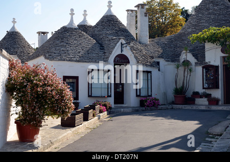 Trulli Häuser, Hotels, Trulli Dorf, Alberobello, Apulien, Süditalien, Europa. Stockfoto