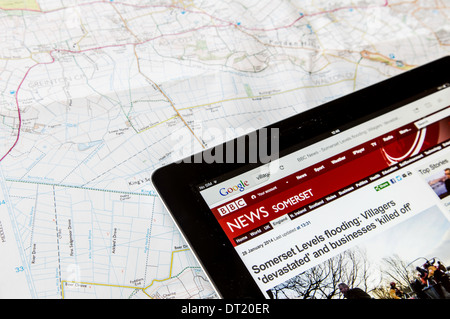 News-Funktion der Überschwemmungen auf die Somerset Niveaus auf ein i-Pad mit o/s-Karte von der Gegend, England, UK Stockfoto