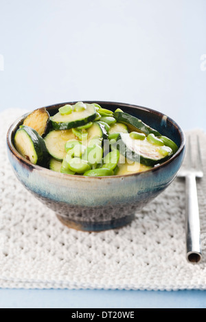 Warmer Salat von dicken Bohnen und zucchini Stockfoto