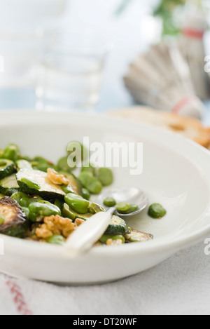 Warmer Salat von dicken Bohnen und zucchini Stockfoto