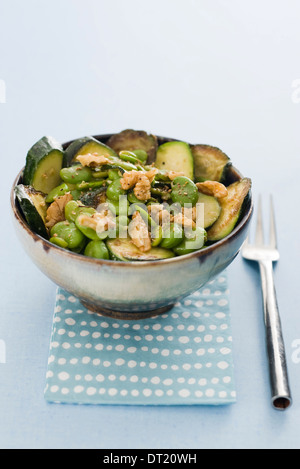 Warmer Salat von dicken Bohnen und zucchini Stockfoto