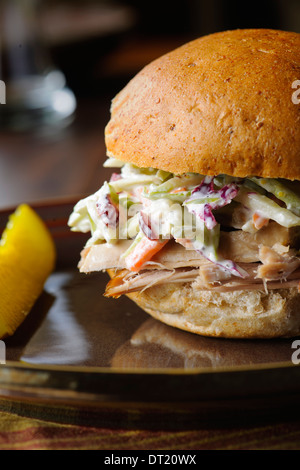 Gezogen Schweinefleisch Sandwich mit Krautsalat Stockfoto