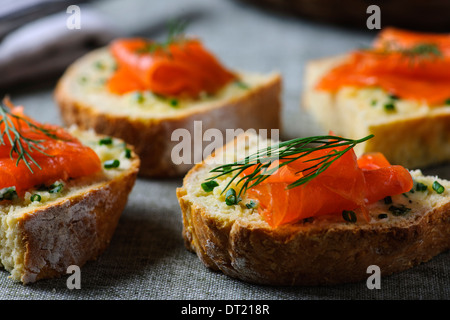 Irisches Soda-Brot mit geräuchertem Lachs & Schnittlauch-Butter Stockfoto