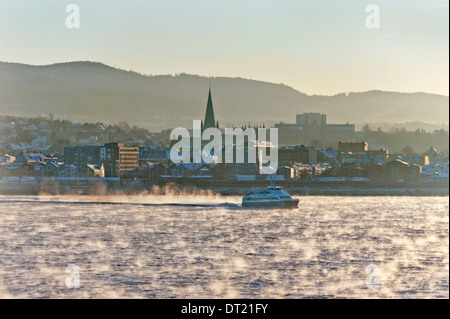 Nebel steigt aus dem Meer, wie die Wintersonne das Wasser an der Stadt Trondheim, Norwegen trifft Stockfoto