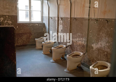 Auschwitz-Birkenau, Polen, 5. Februar 2014, eine Ausstellung über die Wohn- und sanitäre Bedingungen im KZ Auschwitz zeigte die Toiletten Gefangenen Credit: Keith Larby/Alamy Live News Stockfoto