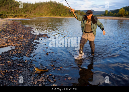 Fischer mit Forellen Fischen am Ufer des Flusses Uur im Norden der Mongolei Stockfoto