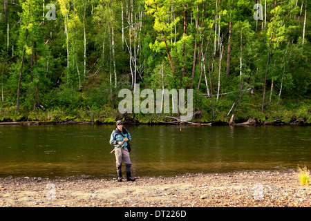 Fischer am Ufer des Flusses Uur im Norden der Mongolei Stockfoto