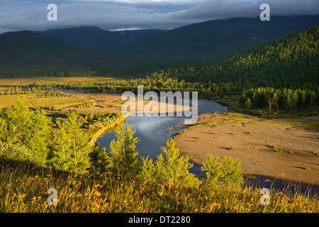 Der Fluss Uur im Norden der Mongolei Stockfoto