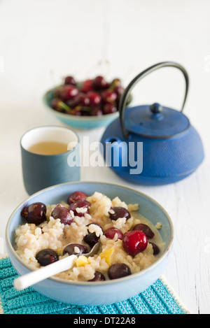 Milchreis mit Kirschen Stockfoto