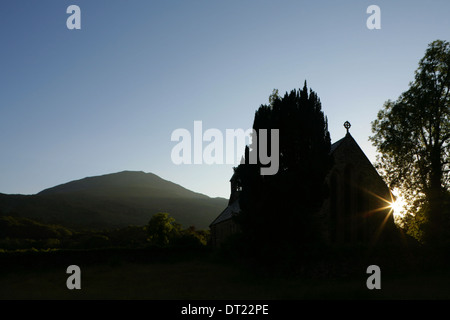 Sonnenuntergang hinter der Marienkirche mit Moel Hebog hinter Beddgelert, Snowdonia, Gwynedd, Nordwales. Stockfoto