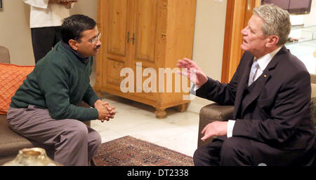 Neu-Delhi, Indien. 6. Februar 2014. Federal President Joachim Gauck (R) trifft den Kopf Minister von Neu-Delhi Arvind Kejriwal in Neu-Delhi, Indien, 6. Februar 2014. Das deutsche Staatsoberhaupt besucht Indien für sechs Tage. Foto: Wolfgang Kumm/Dpa/Alamy Live News Stockfoto