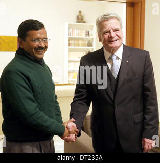 Neu-Delhi, Indien. 6. Februar 2014. Federal President Joachim Gauck (R) trifft den Kopf Minister von Neu-Delhi Arvind Kejriwal in Neu-Delhi, Indien, 6. Februar 2014. Das deutsche Staatsoberhaupt besucht Indien für sechs Tage. Foto: Wolfgang Kumm/Dpa/Alamy Live News Stockfoto