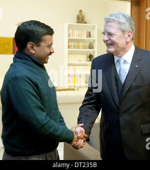 Neu-Delhi, Indien. 6. Februar 2014. Federal President Joachim Gauck (R) trifft den Kopf Minister von Neu-Delhi Arvind Kejriwal in Neu-Delhi, Indien, 6. Februar 2014. Das deutsche Staatsoberhaupt besucht Indien für sechs Tage. Foto: Wolfgang Kumm/Dpa/Alamy Live News Stockfoto