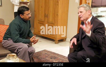 Neu-Delhi, Indien. 6. Februar 2014. Federal President Joachim Gauck (R) trifft den Kopf Minister von Neu-Delhi Arvind Kejriwal in Neu-Delhi, Indien, 6. Februar 2014. Das deutsche Staatsoberhaupt besucht Indien für sechs Tage. Foto: Wolfgang Kumm/Dpa/Alamy Live News Stockfoto