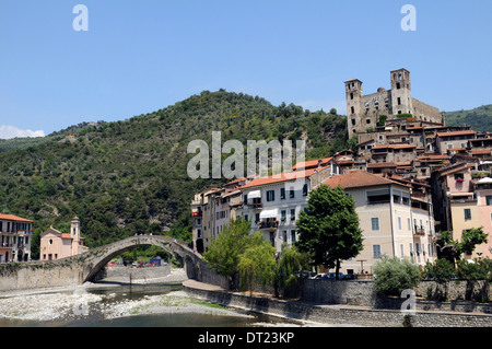 Das 15. Jahrhundert Doria Schloss und die mittelalterliche Brücke über den Fluss nervia, in Ruse Dorf Stockfoto