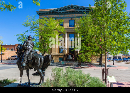 Cowboy-Statue vor dem Rathaus im historischen Stadtzentrum von Sheridan, Wyoming, USA Stockfoto