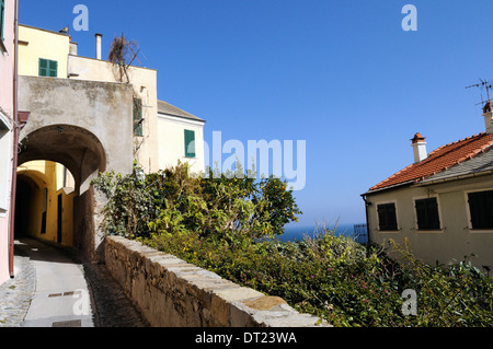 Blick auf das malerische Dorf cervo, an der Küste im westlichen Ligurien Stockfoto