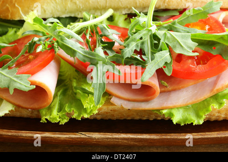 Baguette-Sandwich mit Rucola, Schinken und Tomaten Stockfoto