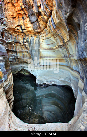 Einer der vielen kleinen Seen in den majestätischen Ha-Canyon in der Nähe von Ierapetra Stadt, Lasithi, Kreta, Griechenland. Stockfoto