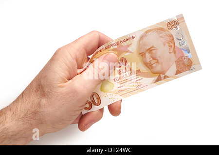 Eine Hand hält eine türkische Lira 50 Hinweis auf weißem Hintergrund. Stockfoto