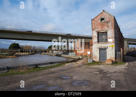 Verlassene Industriebauten vom Fluss Trent bei Newark-auf-Trent, Nottinghamshire, England. Stockfoto