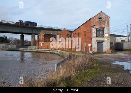 Verlassene Industriebauten vom Fluss Trent bei Newark-auf-Trent, Nottinghamshire, England. Stockfoto