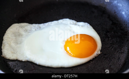 Spiegelei in der Pfanne Stockfoto