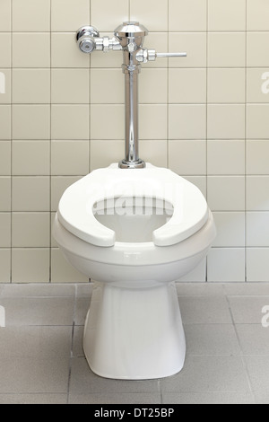 Wasser sparende Toilette in einem modernen Ruheraum Stockfoto