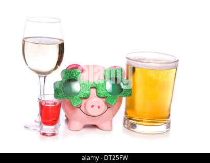 St. Patricks Day Feier mit Alkohol Sparschwein Ausschnitt Stockfoto