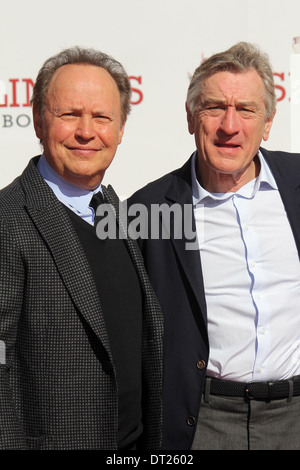 Billy Crystal, Robert De Niro in der Robert De Niro, Hand und Fuß Print Zeremonie, Chinese Theater, Hollywood, CA 04.02.13 Stockfoto