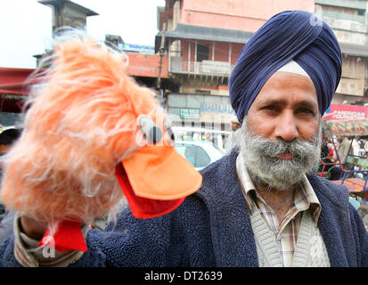 Neu-Delhi, Indien. 6. Februar 2014. Eine Straße Verkäufer verkauft Handpuppen auf den Straßen in Neu-Delhi, Indien, 6. Februar 2014. Foto: Wolfgang Kumm/Dpa/Alamy Live News Stockfoto