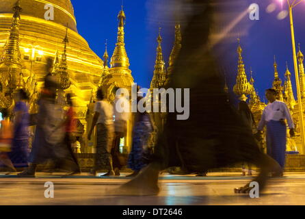 Yangon, Myanmar. 23. Oktober 2013. Burmesische Männer und Frauen gehen durch die Shwedagon-Pagode in Yangon, Myanmar Komplex. © Taylor Weidman/ZUMA Wire/ZUMAPRESS.com/Alamy Live-Nachrichten Stockfoto