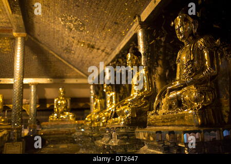 Yangon, Myanmar. 23. Oktober 2013. Vergoldete Buddha-Statuen an der Shwedagon-Pagode in Yangon, Myanmar. © Taylor Weidman/ZUMA Wire/ZUMAPRESS.com/Alamy Live-Nachrichten Stockfoto